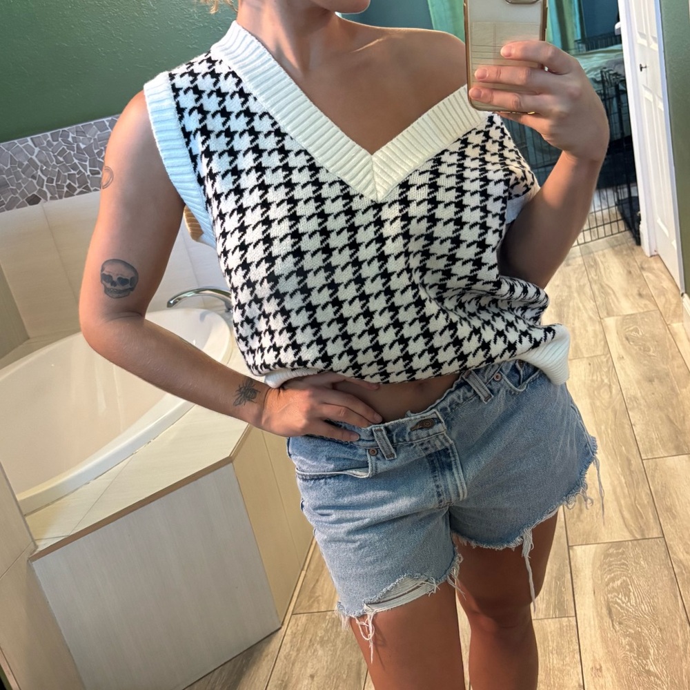 Princess Polly Black and White Houndstooth V-Neck Sweater